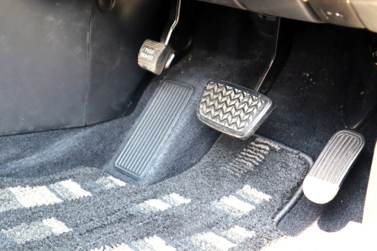 車のブレーキとアクセルの踏み間違いを防ぐには?! のっぴードライブログ 車のブレーキとアクセルの踏み間違いを防ぐには?! のっぴードライブログ